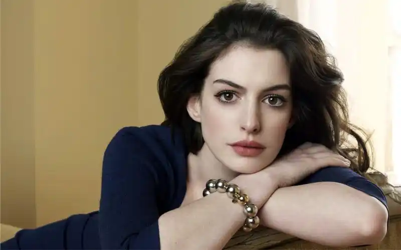 "白皇后"安妮·海瑟薇的颜值变化,卡姿兰的大眼睛,东欧女人的立体五官