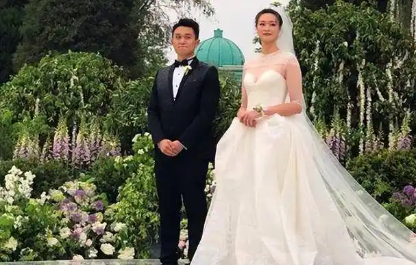 女排最美队长惠若琪,退役后结婚生子,北大博士老公还没她高