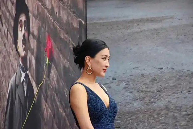 作为中国影视圈备受瞩目的女演员,马苏在本次影展上的着装选择颇具