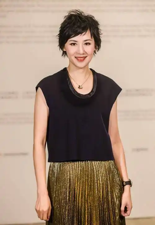 东方卫视主持人王津元,嫁上海富豪郭广昌,今49岁生3个娃好幸福_主理