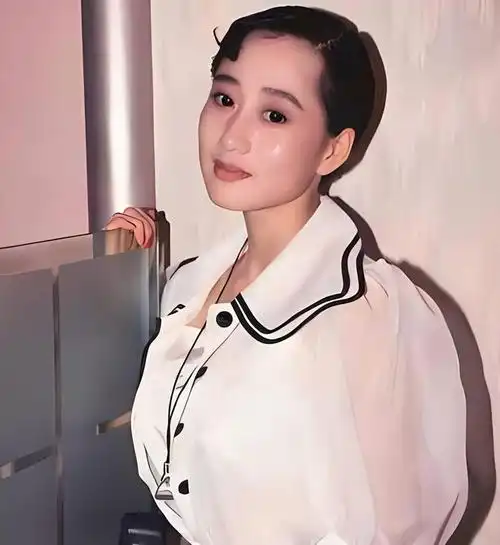 李连杰妻子利智白色轻纱衬衫短发造型年轻漂亮有活力