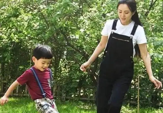 演员杨童舒丈夫是圈外人34岁冒险生下一子低调做了23年公益