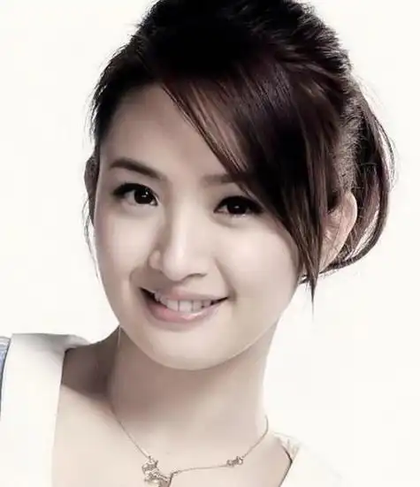 林依晨是台湾的知名女演员和歌手,曾经凭借《恶作剧之吻》系列,《我