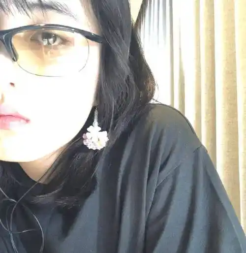 张子枫晒出的几张照片可以看到,张子枫的状态还是十分好的,素颜下的