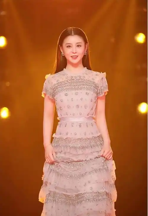 原创当妈后的李小萌真敢穿居家背心露出拜拜肉还能从容走机场