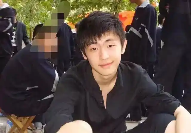 邓伦不仅成绩一落千丈,而且还染上了早恋,打架等不少的恶习.