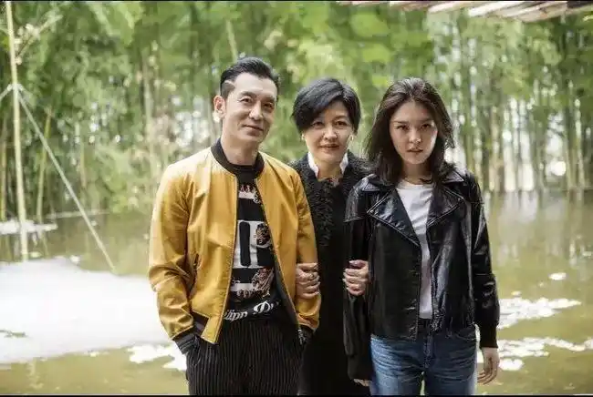 前央视主持人李咏因病去世妻子哈文发文:永失我爱!