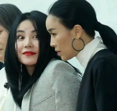 49岁王菲与51岁那英同台简直就是黑白配不过这表情亮了