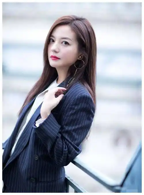 赵薇消失两年,她到底过得怎样?为何作品资源消失了_公众_争议_形象