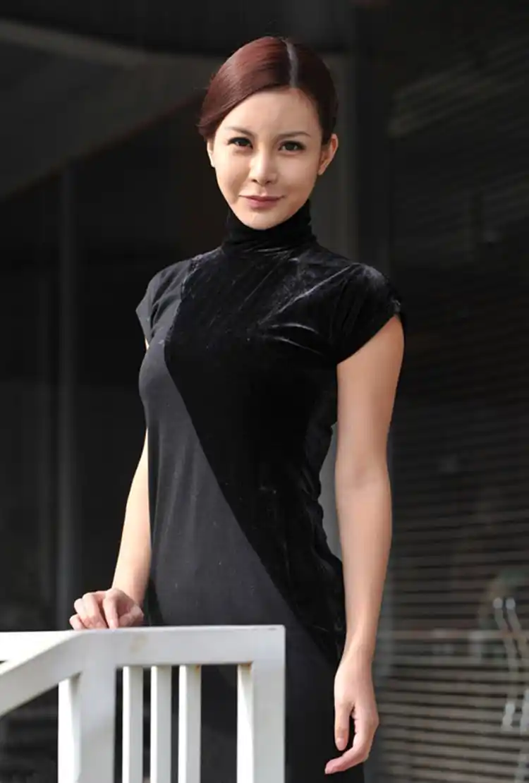 马诺黑色短款旗袍秀修长美腿