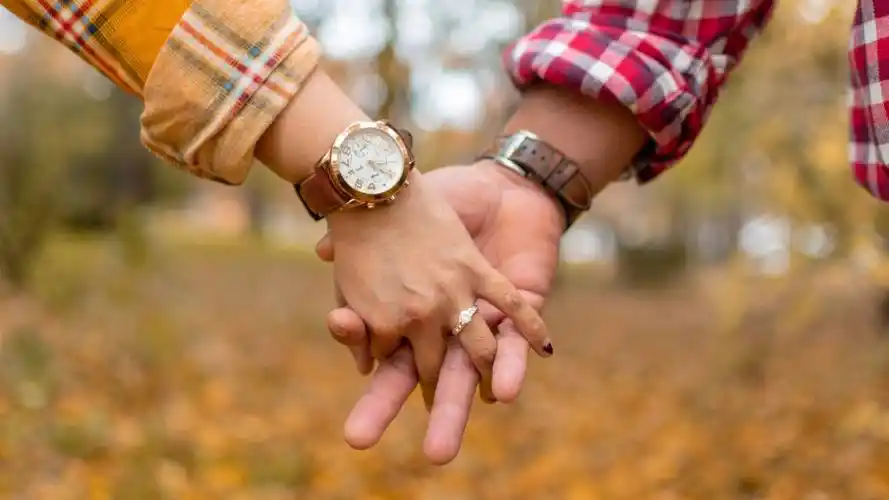 情侣牵手图片,分享一组快乐生活图片给大家,图中的桌面壁纸壁纸