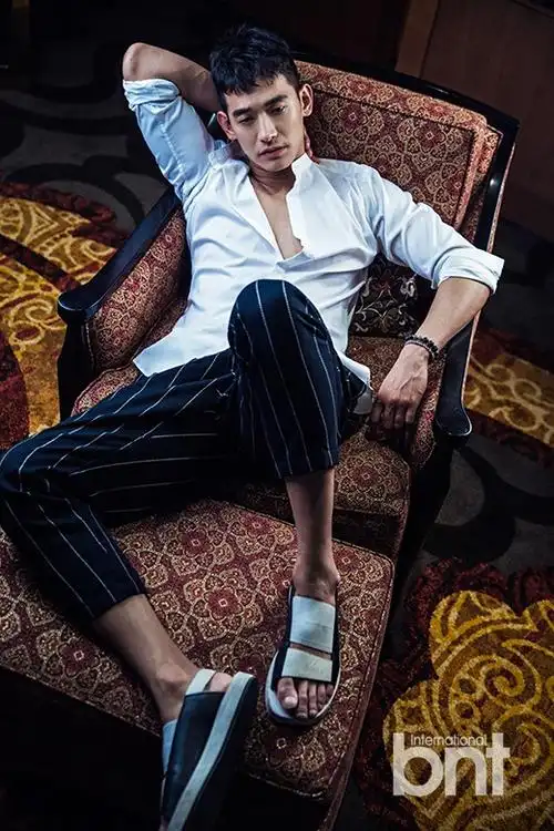 演员郑锡元拍写真 澳门老街变身柔情硬汉