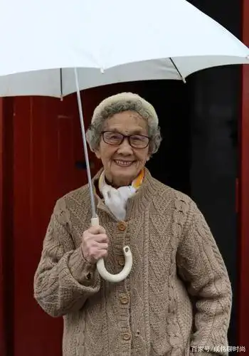 爱美不分年龄,这位老奶奶的穿搭舒服又接地气,慈祥可亲又显气质