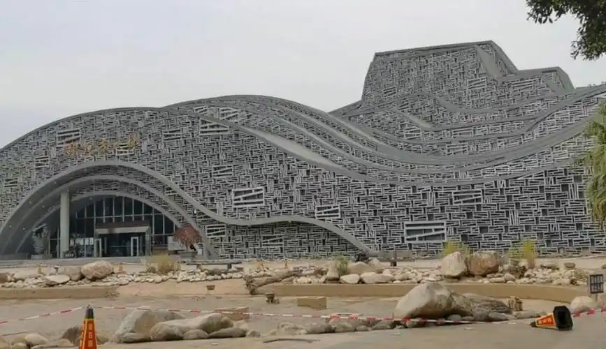 柳州奇石馆博物馆里面的展品真的是琳琅满目看了让人留恋忘返都是奇石