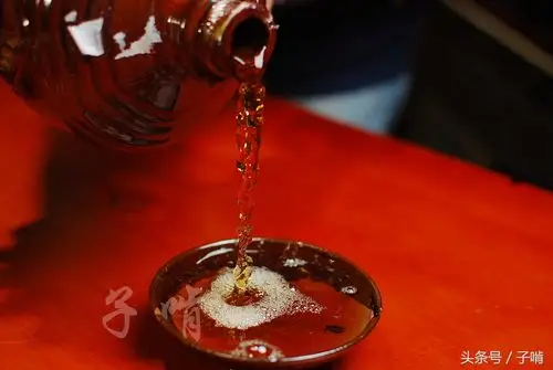 5人吃湘菜三斤黄酒喝干净三个服务员给倒酒高山流水是谁都要醉