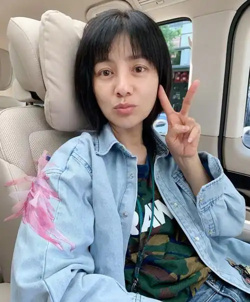 43岁胡可又换发型偏分短发搭配草莓耳环气质减龄美得更出众