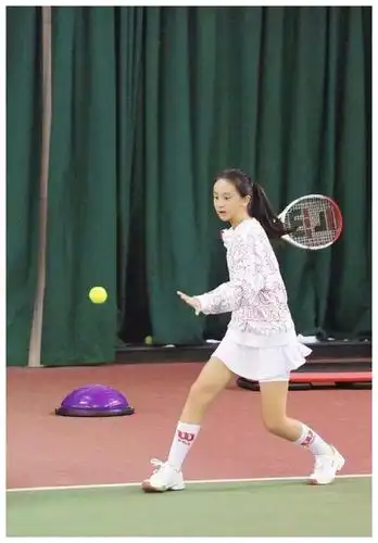 森碟全副武装打网球一身肌肉展健康美自信大方被赞养女儿模板