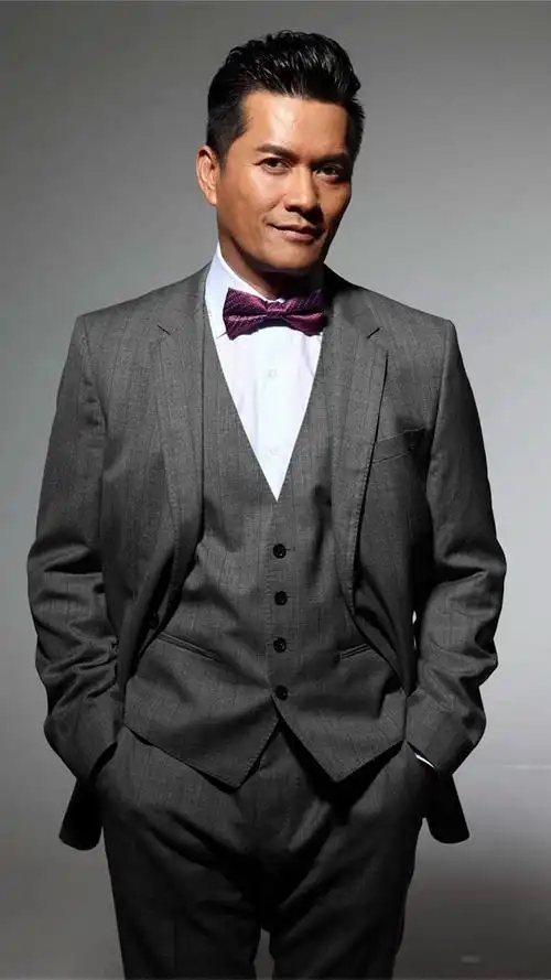 63岁吕良伟近照曝光,状态超好,和年轻人在一起毫无突兀感_哔哩哔哩