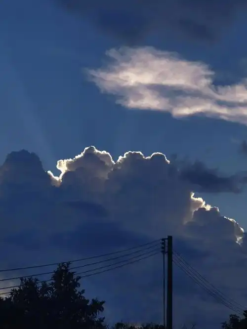 每一朵乌云都镶有银边