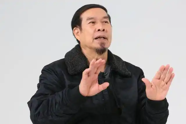 75岁老戏骨白彪近况子女成家立业儿孙满堂却自曝一个人住酒店