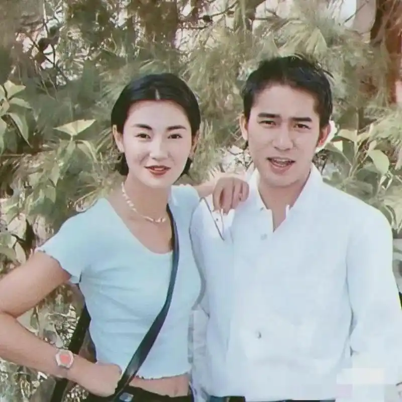 1994年,梁朝伟和张曼玉年轻时的一张合照惊艳了无数人.