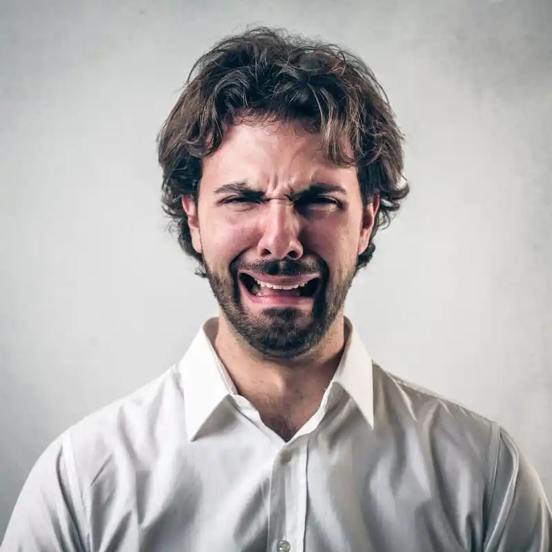 可悲的人,英俊的悲伤男人,留着胡子,带着绝望的表情