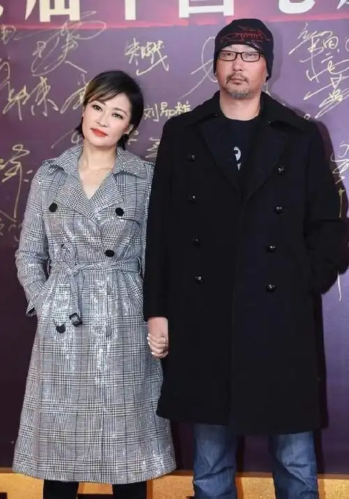 梁静和老公同框挺依人穿红色流苏大衣配黑色腰身真挺大气的