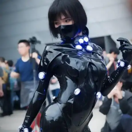 女装大佬穿紧身皮衣玩cos我好奇他的胸为什么又圆又大