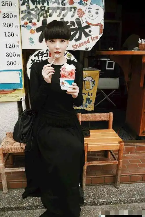 高晓松前妻晒黑衣照,网友从照片中看到了一丝恐惧