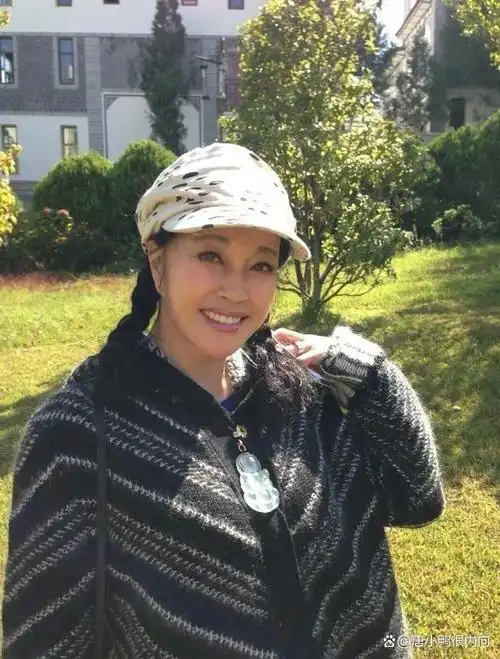 在一张公园跳舞的照片中,71岁的刘晓庆一身青春装束,给人一种还是18岁