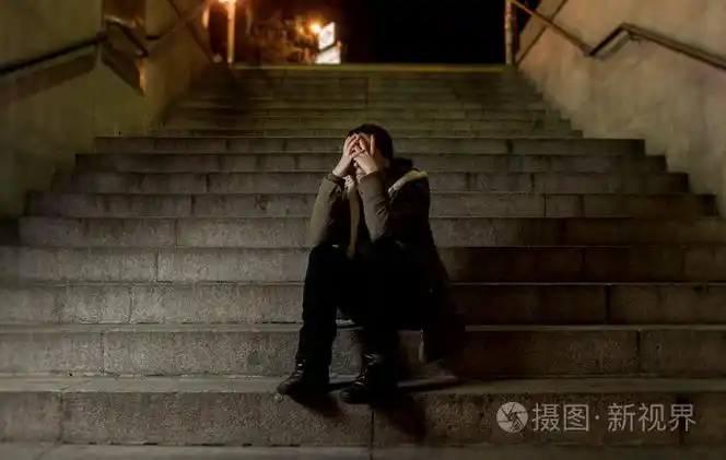 伤感的女子独自在街头地铁楼梯患抑郁症看看生病和无助