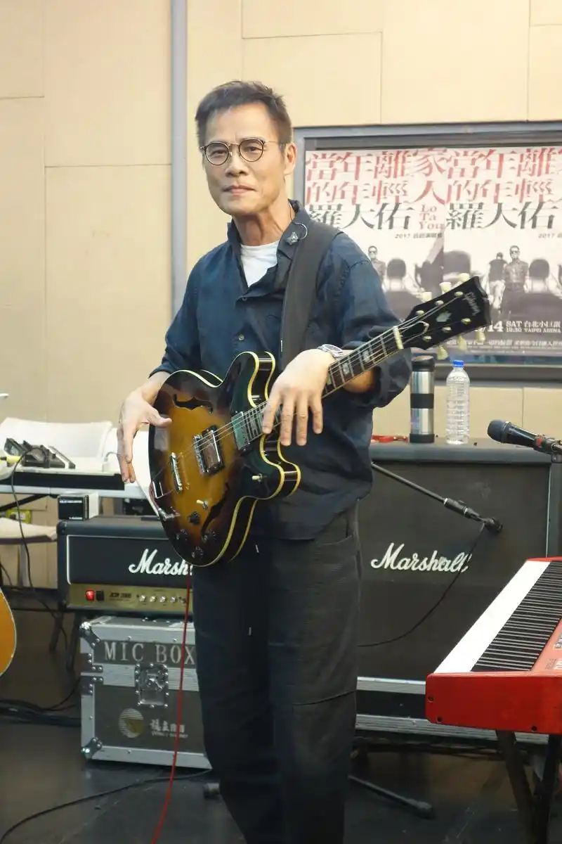 罗大佑为演唱会忙排练艾怡良送桃李水果献恩师