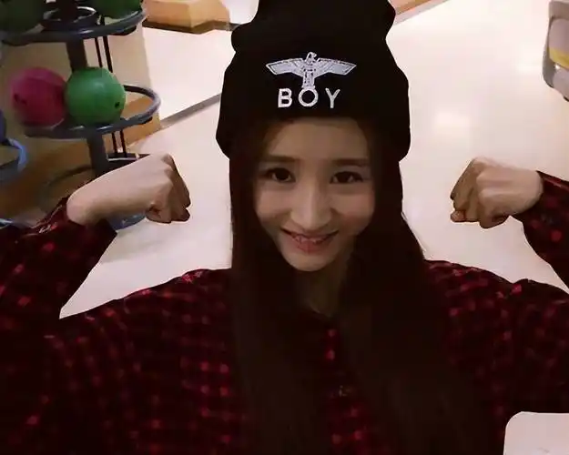 任嘉伦开豪车陪妻子逛街,大火后即宣布结婚,称不会撩妹就会带娃_聂欢