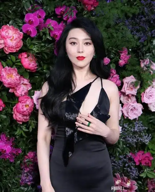 范冰冰在戛纳出席生日宴放飞自我! 上半身差点要遮不住, 又胖了!