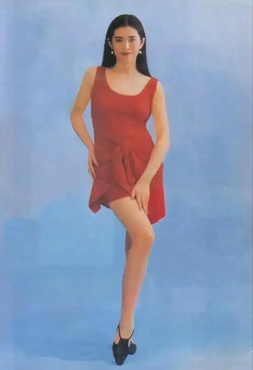 年轻时王祖贤的照片那时王祖贤真是女神修长美腿很吸人眼球