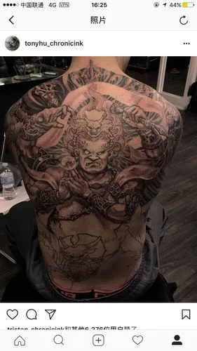 因为他有一个满背的怒目金刚纹身,年轻时冲动纹的,现在对这个也有点