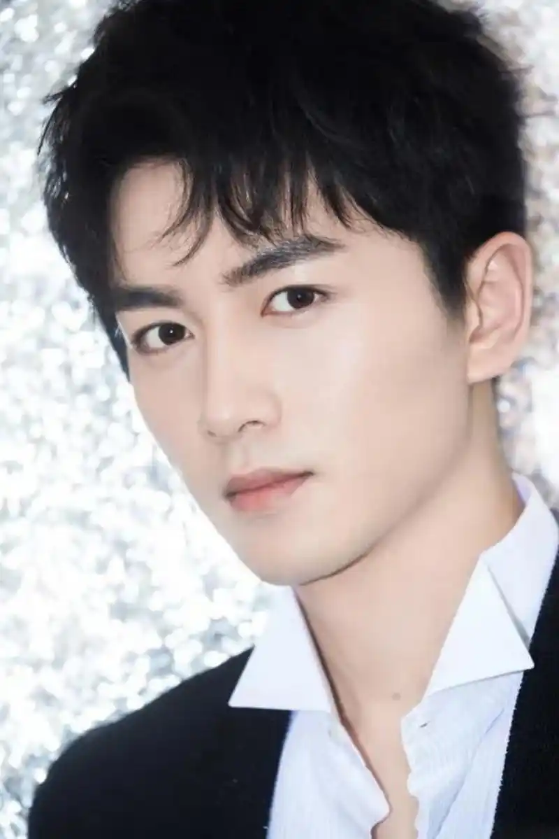 演员,陈晓,在《人生之路》中饰演高加林,35岁,出生于安徽,毕业于央戏