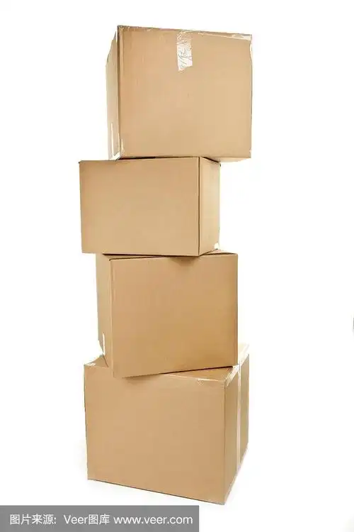 一堆大纸板箱