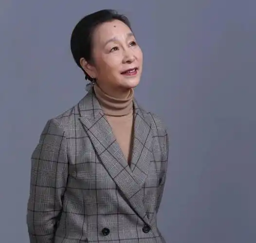 演员奚美娟:没出月子被离婚,单亲妈妈27年,风光背后有眼泪_周野芒