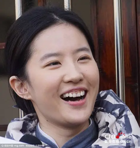 刘亦菲新戏扮村姑笑露牙床 取代余男首演单身妈妈无压力
