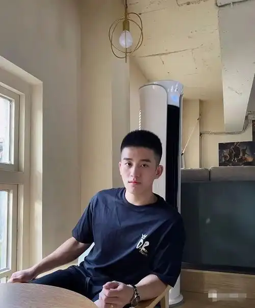 19岁就读于石家庄工程职业学院的短发男神,看起来很清爽