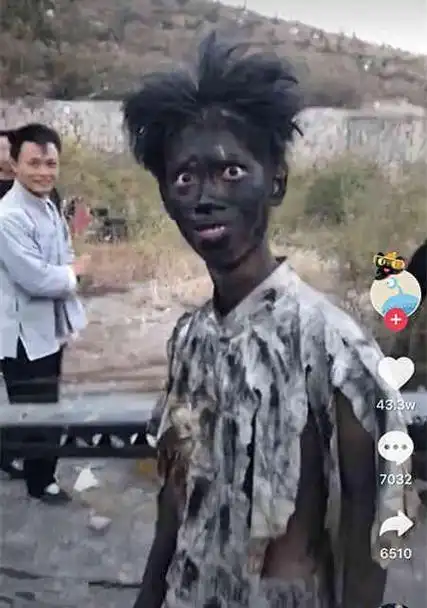 小哥被炸成"黑人"走红,他回头一笑网友笑喷:年度最佳表情包!