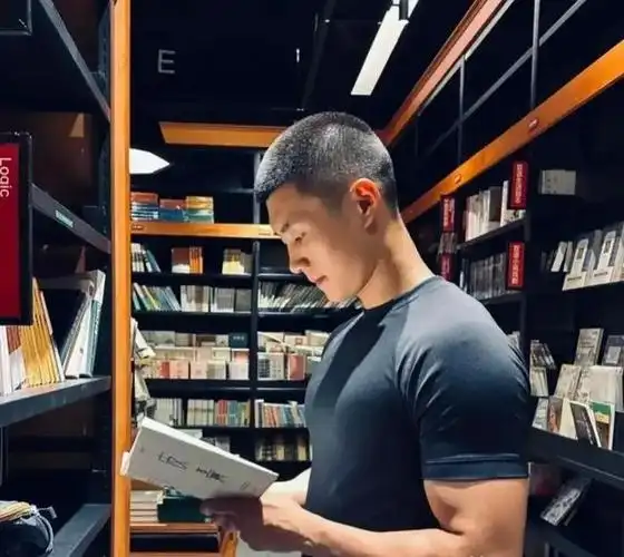 寸头汉子来自山东,在他的写真照中展现出了豪爽的男人气质,完美的身材