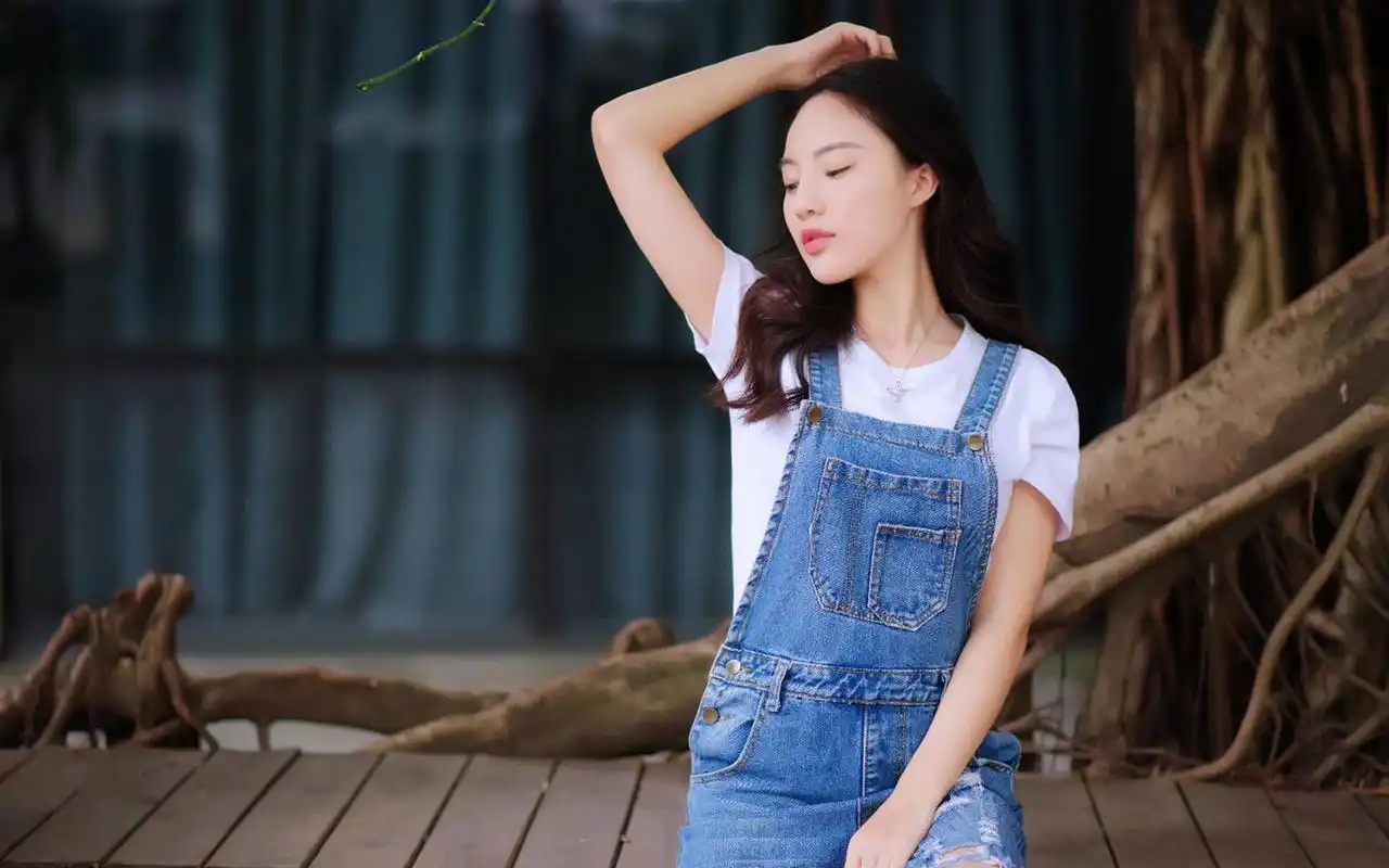 长发美女清纯文艺户外写真桌面壁纸