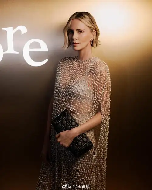 迪奥真我香水系列代言人查理兹·塞隆(charlize theron)带领我们走进