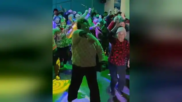 老人ktv集体蹦迪嗨翻全场网友过上了我羡慕的老年生活