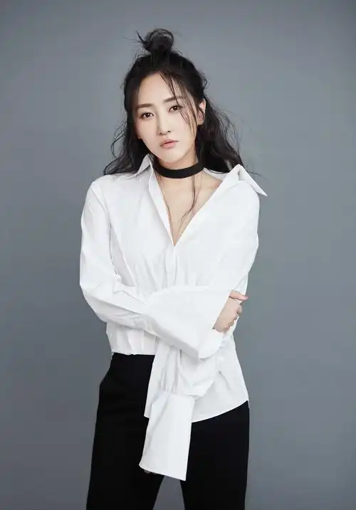 高姝瑶质感写真大秀美腿眼神魅惑锁骨精