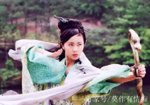 《仙剑奇侠传》中的林青儿,手持天蛇杖,孙莉真的好美啊