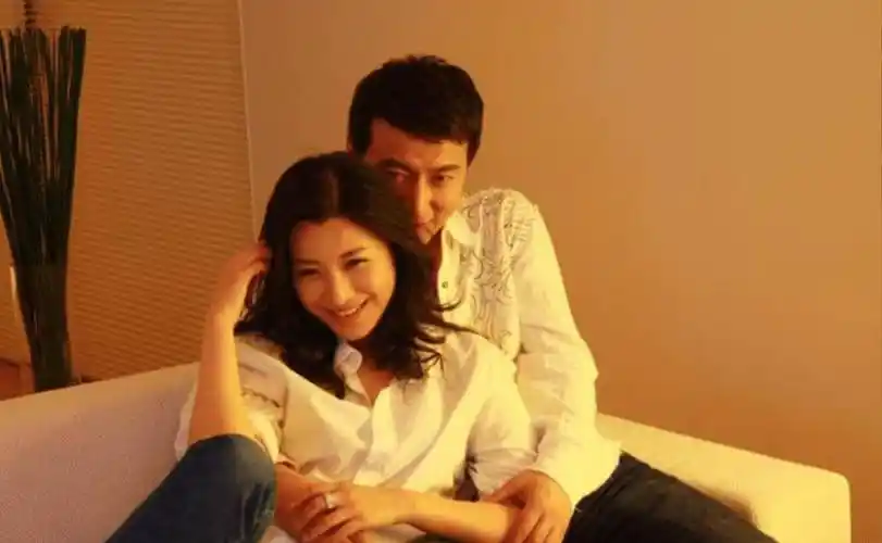 2011年2月,王雅捷和于洋在北京低调领证结婚,2014生下儿子组成幸福的