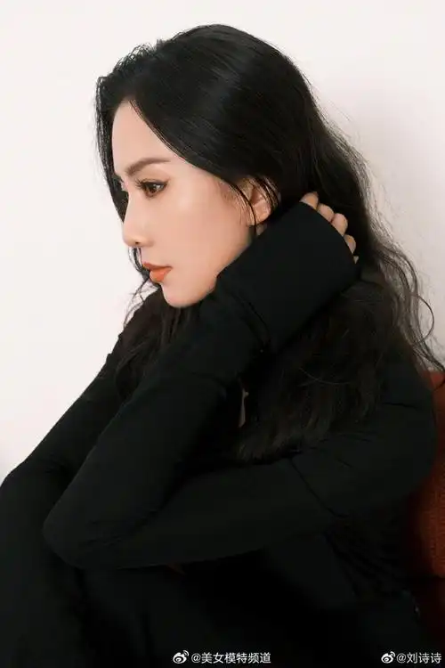 刘诗诗超黑look写真释出卷发搭配红唇妩媚动人